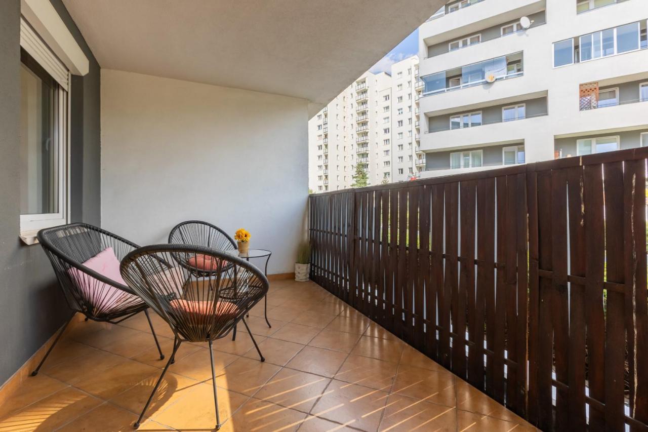 Metro Targowek Spacious Apartment With Parking By Noclegi Renters Варшава Экстерьер фото