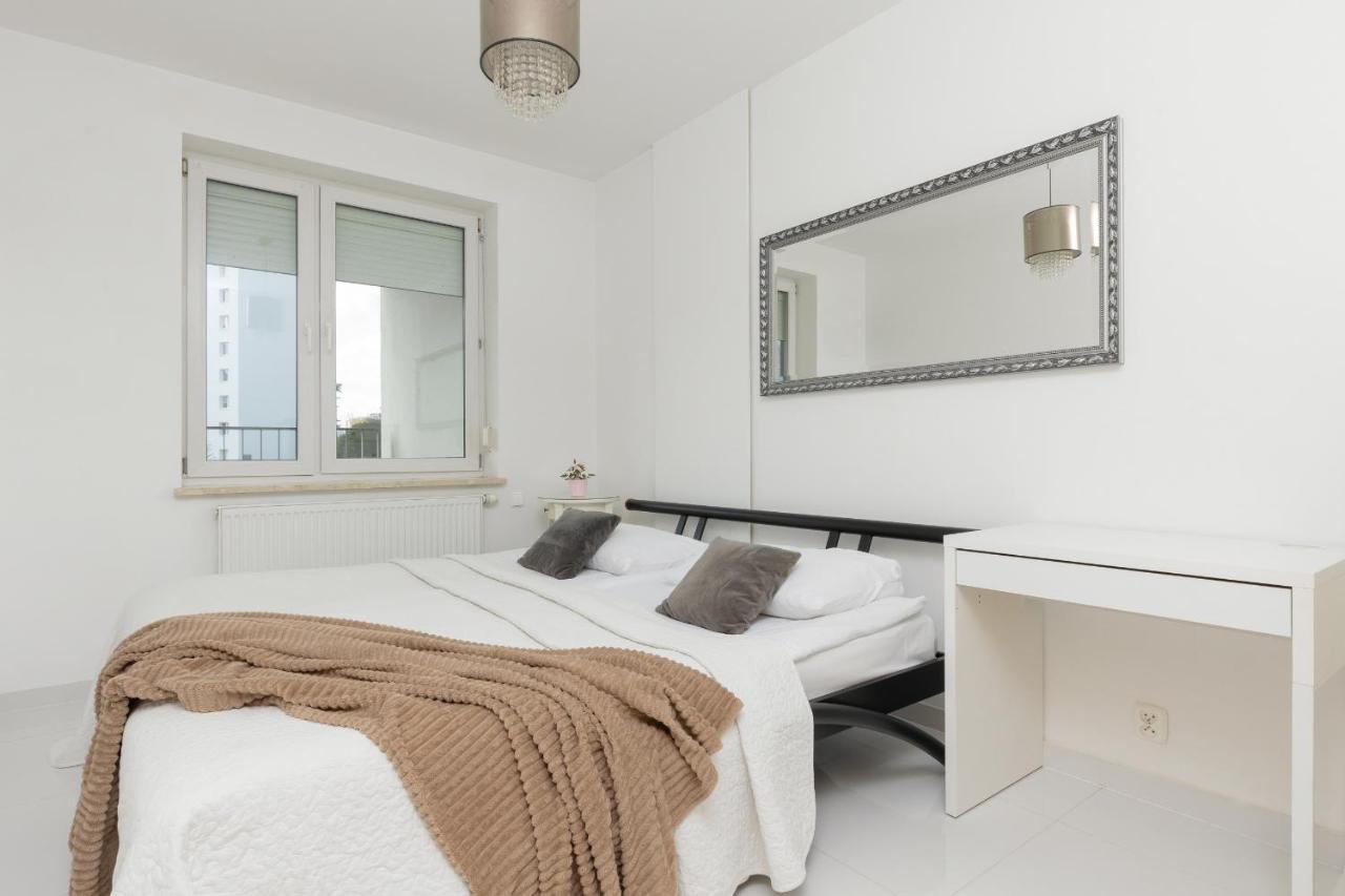Metro Targowek Spacious Apartment With Parking By Noclegi Renters Варшава Экстерьер фото